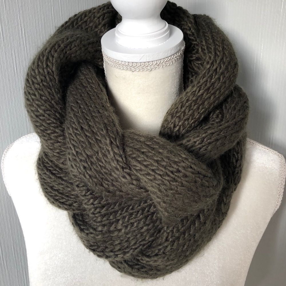 Olive Knit Braid Scarf🧣